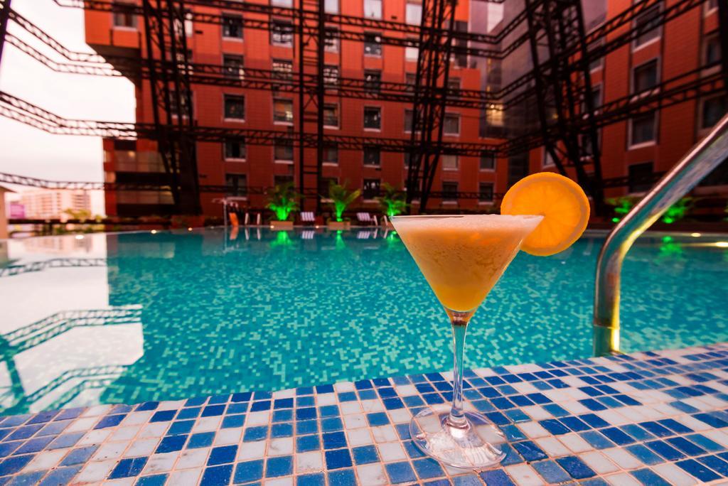 The Orchid Hotel Hinjewadi Pune Exterior foto The swimming pool at the hotel
