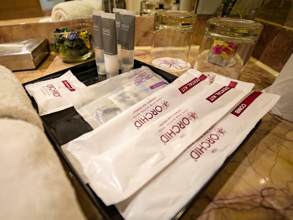 The Orchid Hotel Hinjewadi Pune Exterior foto A tray of amenities in a hotel bathroom