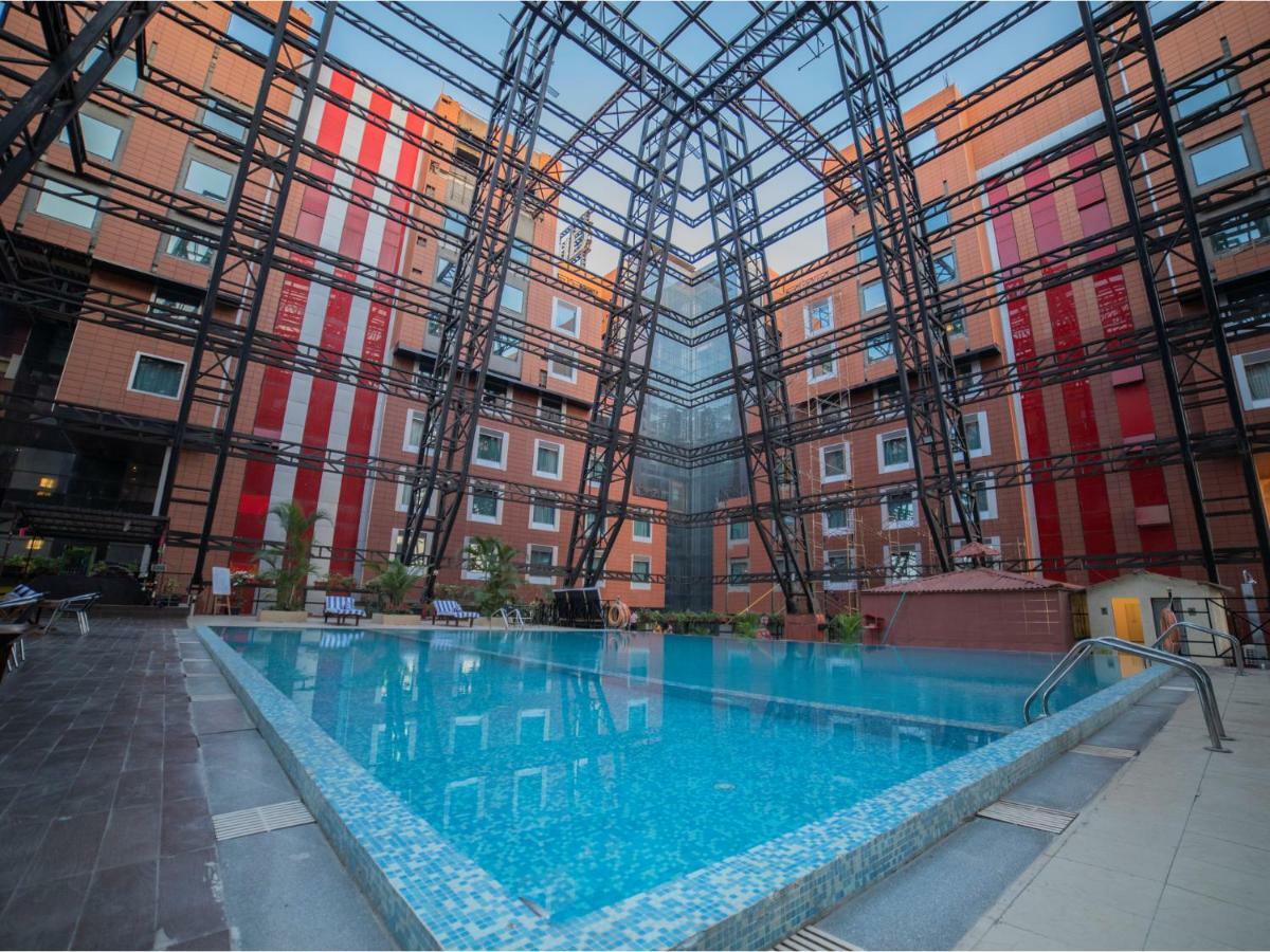 The Orchid Hotel Hinjewadi Pune Exterior foto Swimming pool at the University